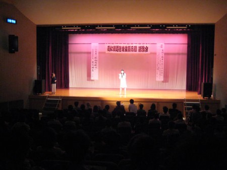 2015.7,11　嘉麻市なつき文化ホールにて嘉麻市・人権のつどい講演会の一人芝居「釈迦内柩唄」の様子。