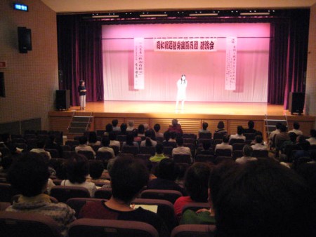 2015.7,11　嘉麻市なつき文化ホールにて嘉麻市・人権のつどい講演会の一人芝居「釈迦内柩唄の様子。